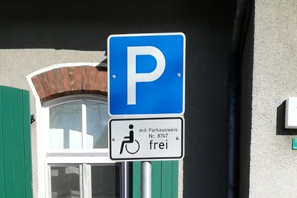 behindertenparkplatz schild